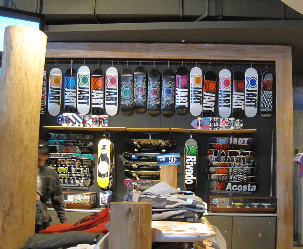 Sportler probiert Funktionskleidung in der Umkleide von Footwear Expert an